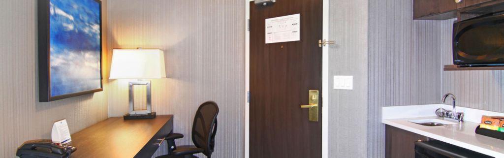 Holiday Inn Express And Suites Calgary By Ihg Exterior foto