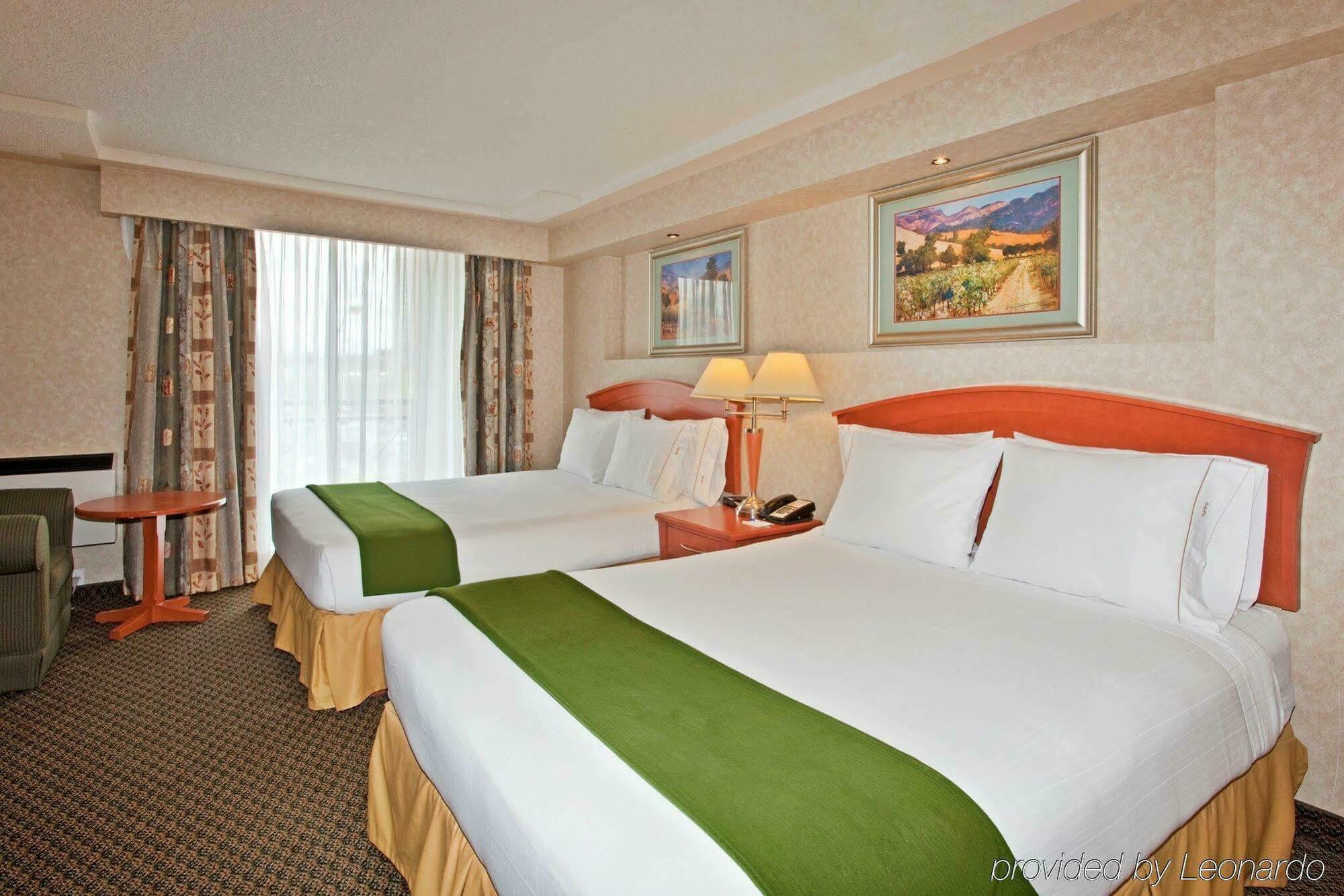 Holiday Inn Express And Suites Calgary By Ihg Exterior foto
